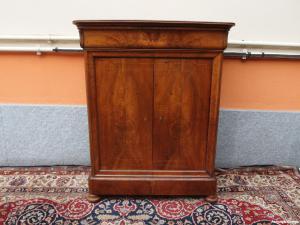PICCOLA CREDENZA CAPPUCCINO IN PIUMA DI NOCE CARLO X FRANCIA cm L97xP47xH121